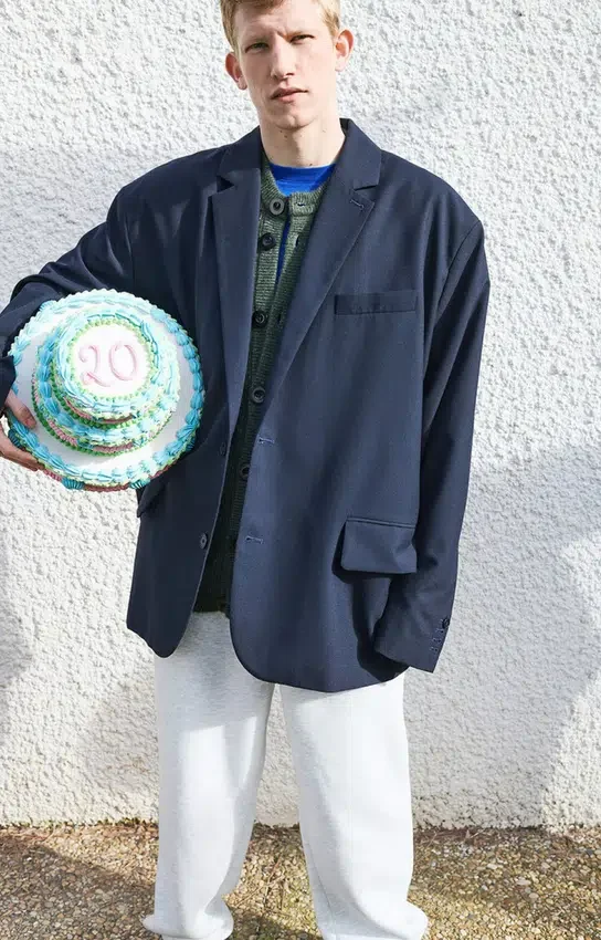 Unisex-Blazer Ayani – 20 Jahre Artikelnummer: AYA15A20H26